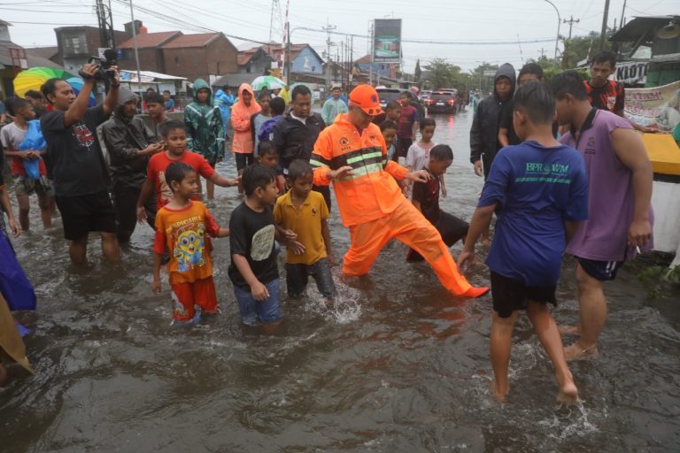 Banjir Makin Meluas, Tinjau Banjir Semarang, Ganjar: Kita Harus Siaga Penuh!