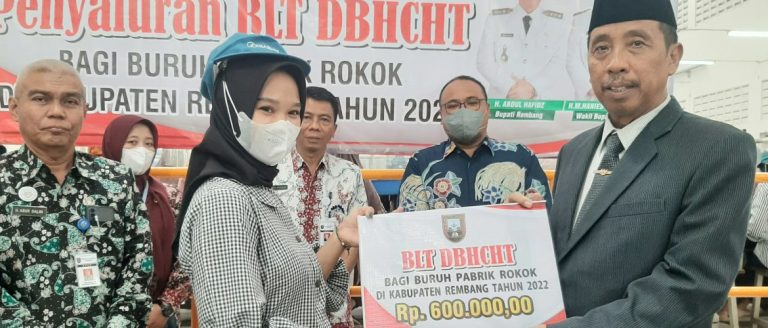 Ratusan Buruh Pabrik Rokok Mendapat BLT