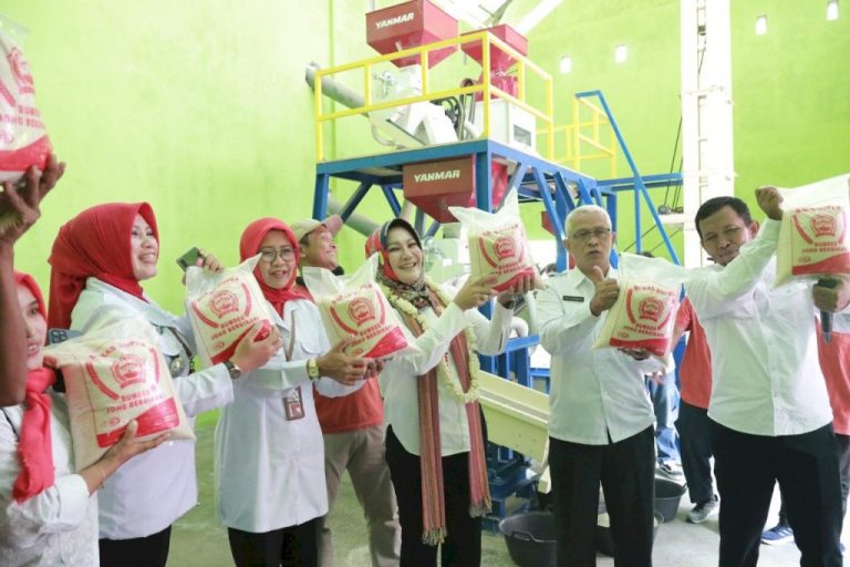 Resmikan LPM, Bupati Klaten Ajak Petani Tanam Padi Srinar Srinuk