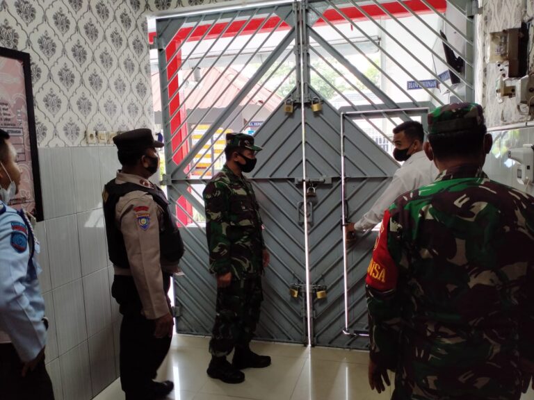 Patroli Gabungan TNI-Polri, Sambangi Para Napi yang Merayakan Natal