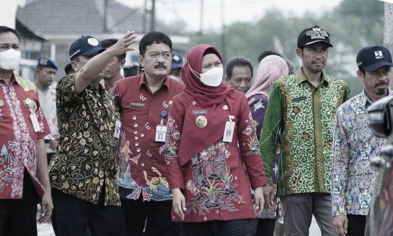 Bappenas RI Tinjau Rob di Desa Timbulsloko, Bupati Berharap 2023 Tanggul Laut Teralisasi