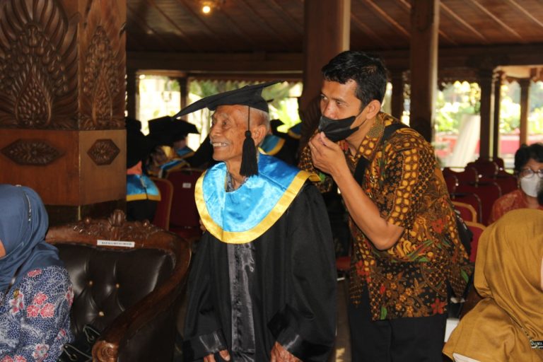 Angkatan Pertama, Sekolah Lansia Wisuda 80 Siswa, Ada yang Berusia 82 Tahun