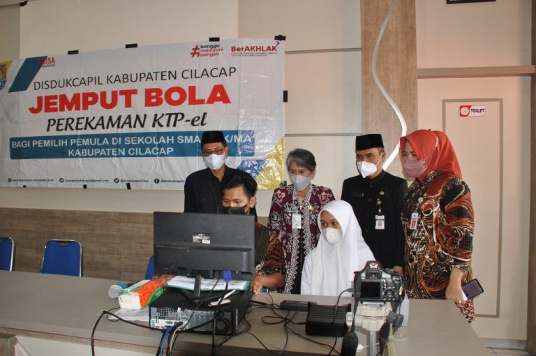Disdukcapil Jemput Bola Pemilih Pemula ke SMAN 1 Cilacap