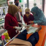 Sigap, Anggota Polsek Kebonagung Bantu Korban Kecelakaan 