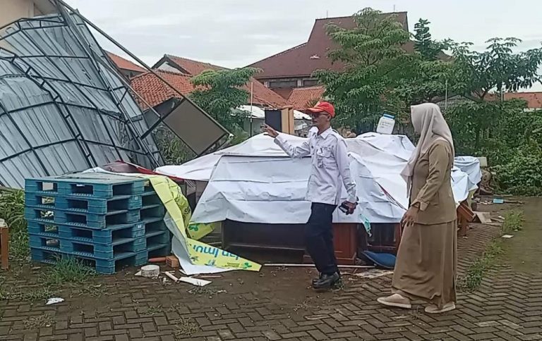 Diterjang Puting Beliung, Tenda Vaksinasi di Batang Roboh