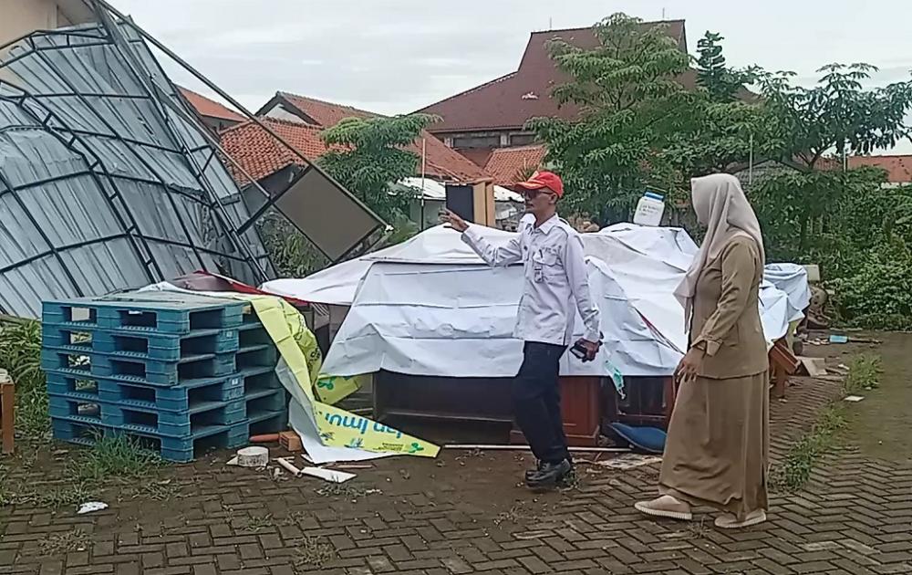 Diterjang Puting Beliung, Tenda Vaksinasi di Batang Roboh