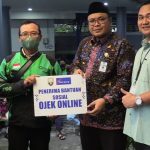 Pemkab Rembang Serahkan Bansos Kepada Ratusan Pengemudi Ojek