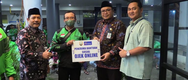 Pemkab Rembang Serahkan Bansos Kepada Ratusan Pengemudi Ojek