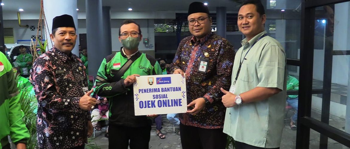 Pemkab Rembang Serahkan Bansos Kepada Ratusan Pengemudi Ojek