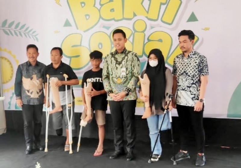 Bupati Dico dan Kospin Sekartama Serahkan Bantuan Kaki Tangan Palsu