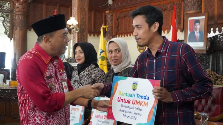 Edy Supriyanta Serahkan Bantuan Tenda kepada 90 Pelaku UMKM