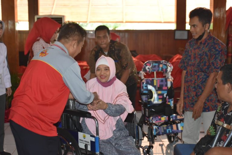 Memperingati HDI, Pemkab Grobogan Berikan Alat Bantu untuk Disabilitas