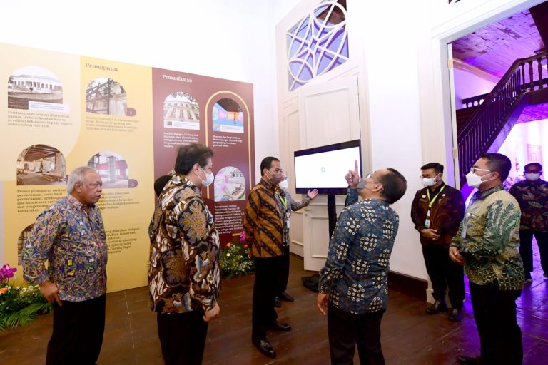 Saat Presiden Jokowi Melihat Gedung Bersejarah AA Maramis