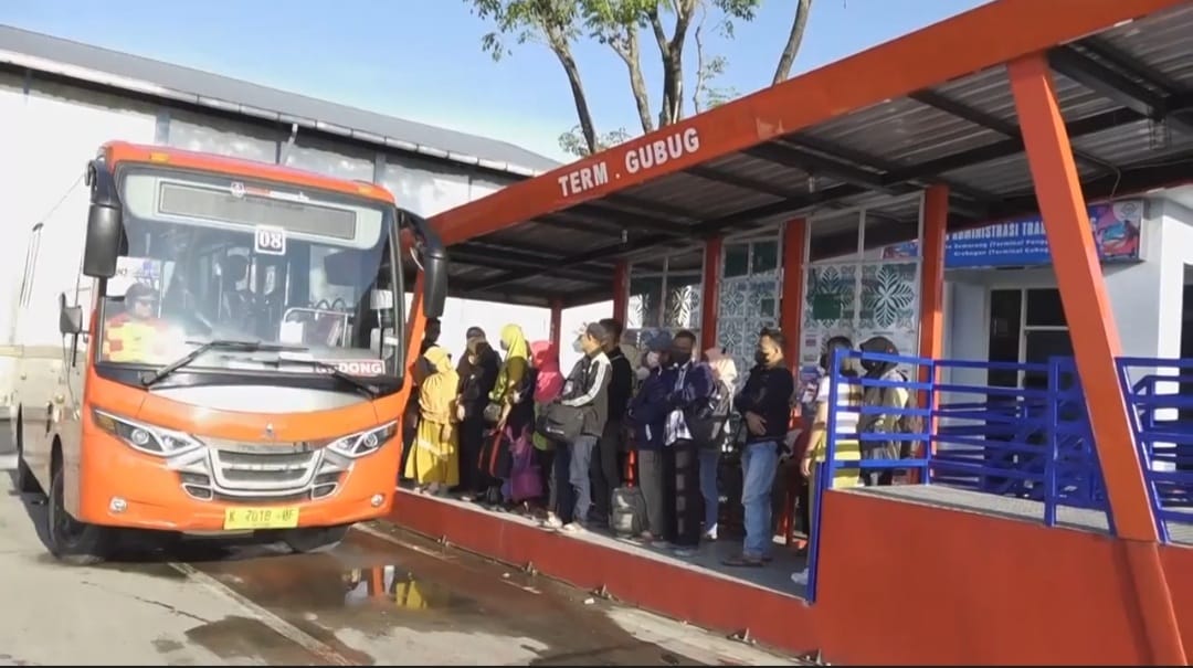 Tarif Murah, Bus Trans Jateng Pangkas Biaya Transportasi Buruh di Jateng