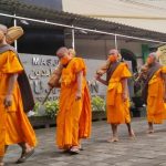 Prosesi Tudong, Ratusan Calon Samanera Jalan dari Candi Mendut ke Borobudur