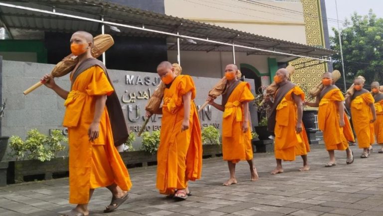 Prosesi Tudong, Ratusan Calon Samanera Jalan dari Candi Mendut ke Borobudur