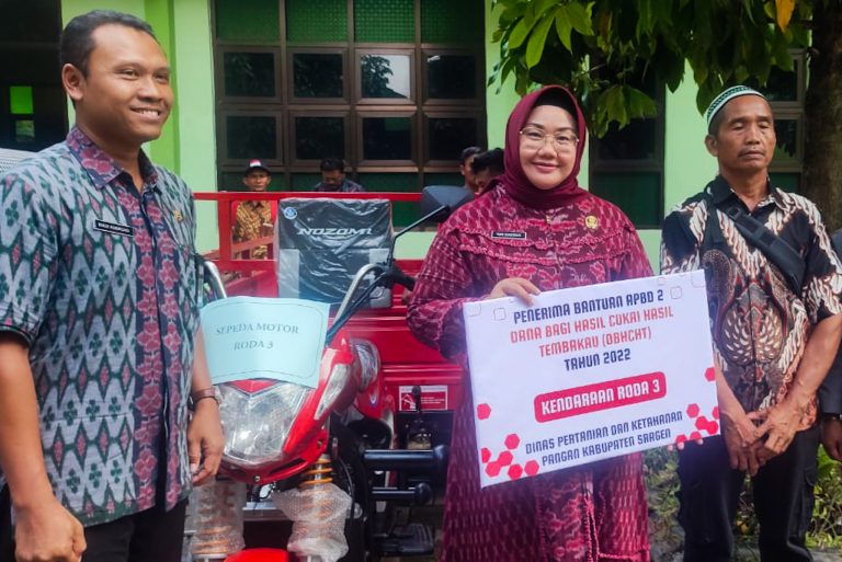 Ratusan Petani di Sragen Terima Bantuan Alat Mesin Pertanian