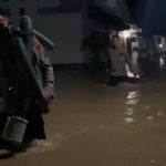 Personel Polsek Grobogan Bantu Evakuasi Barang Warga Terdampak Banjir