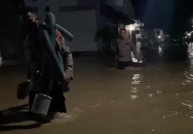 Personel Polsek Grobogan Bantu Evakuasi Barang Warga Terdampak Banjir