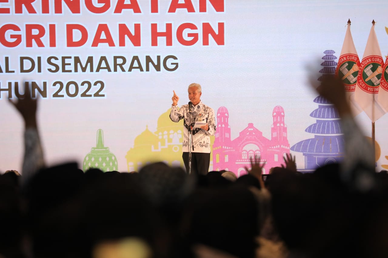 Dampingi Jokowi Peringati Hari Guru, Ganjar Yakin Target Pengangkatan Sejuta Guru Tercapai