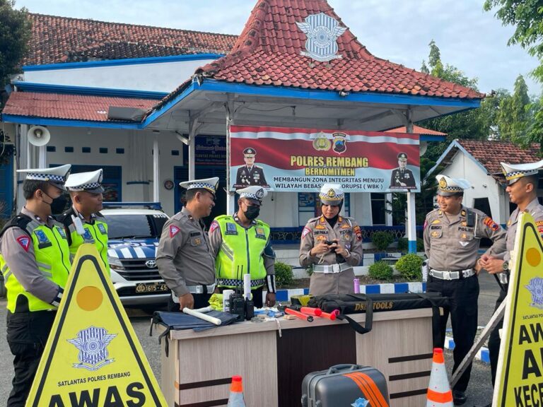 Jelang Nataru, Kasat Lantas Polres Rembang Cek Kesiapan Randis, APD, dan Perlengkapan PAM