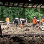 Bersama Warga, Jajaran Polres Grobogan Bersihkan Sisa Banjir Bandang