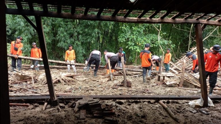 Bersama Warga, Jajaran Polres Grobogan Bersihkan Sisa Banjir Bandang