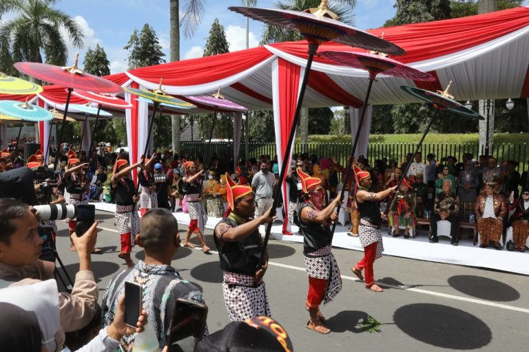 Pawai Karnaval Budaya Nusantara II Meriah, Ganjar: Indonesia “Tumplek-blek” di Borobudur