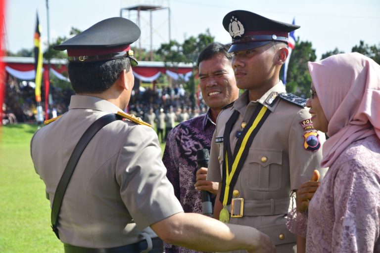 Momen Unik dan Haru, Anak Pedagang Kelontong yang Jadi Lulusan Terbaik Sekolah Bintara Polri