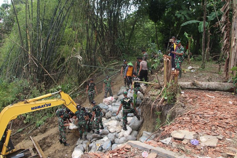 Dikebut, Penanganan Darurat Longsoran Sungai Lusi di Nglawiyan