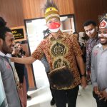 Jelang Natal, Diiringi Nyanyian “Emambo Simbo”, Ganjar Disambut Mahasiswa Papua