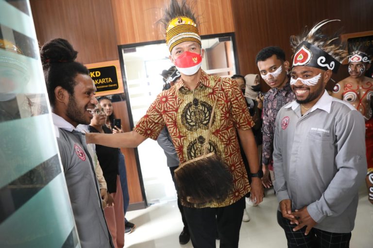 Jelang Natal, Diiringi Nyanyian “Emambo Simbo”, Ganjar Disambut Mahasiswa Papua
