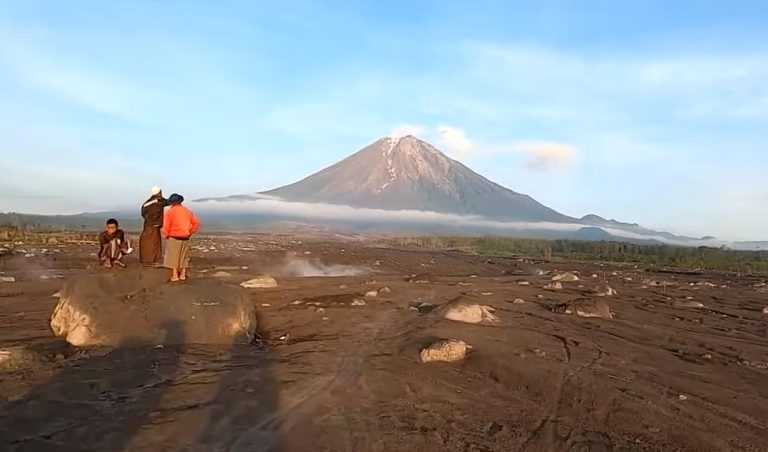 PVMBG Memperingatkan Warga Mewaspadai Banjir Lahar dari Gunung Semeru