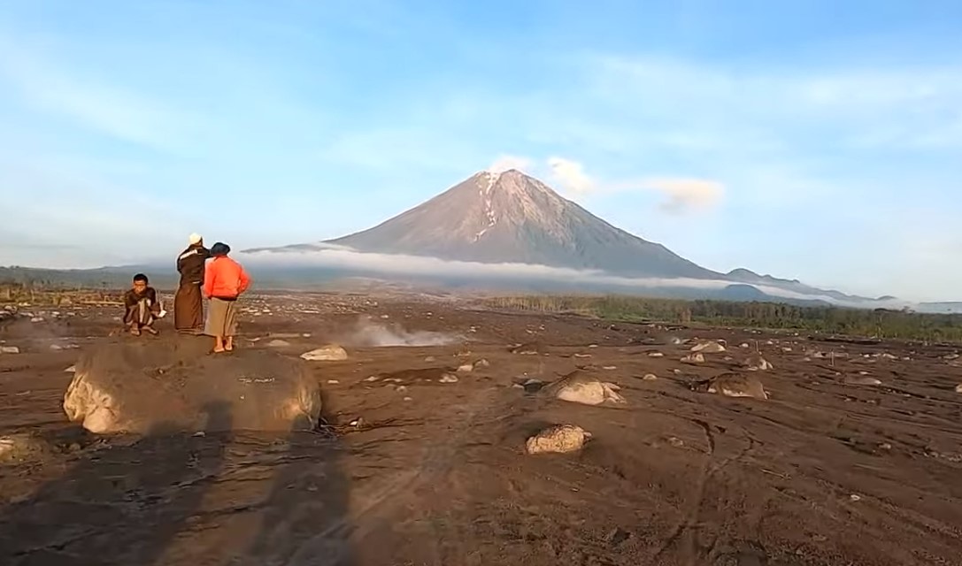 PVMBG Memperingatkan Warga Mewaspadai Banjir Lahar dari Gunung Semeru