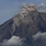 Sejak Pagi Semeru Masih Erupsi dan 22 Kali Gempa