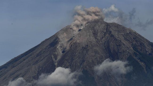 Sejak Pagi Semeru Masih Erupsi dan 22 Kali Gempa