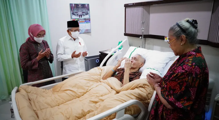 Wapres Besuk Jenderal TNI (Purn) Try Sutrisno di RSPAD Gatot Soebroto