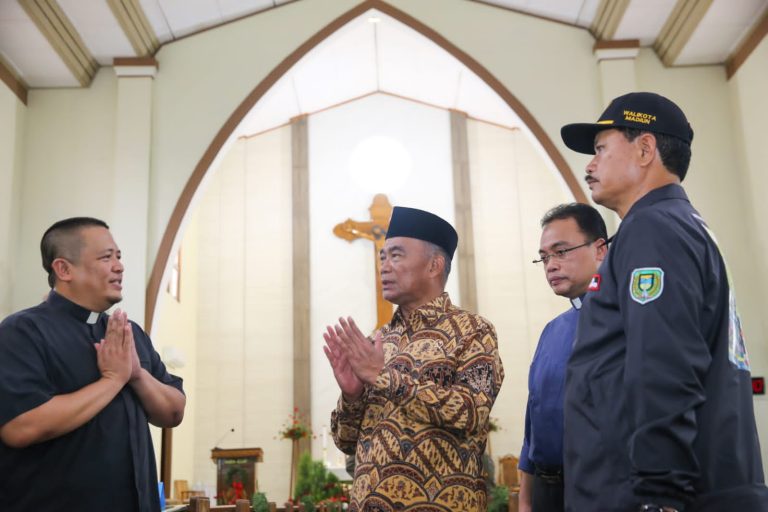 Kunjungi Gereja di Madiun dan Ponorogo, Menko PMK Cek Pengamanan Natal