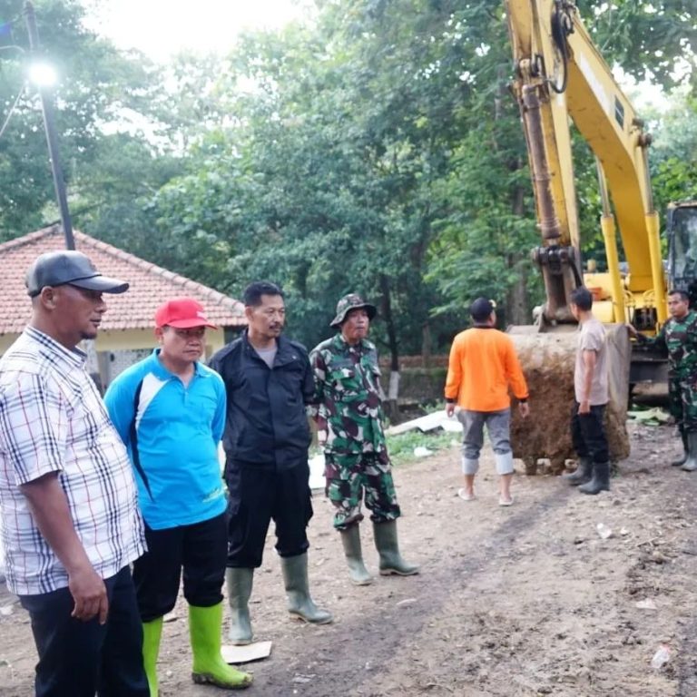 Tinjau Tanggul Jebol di Desa Ketitang Wetan, Henggar Puji Penanganan Cepat