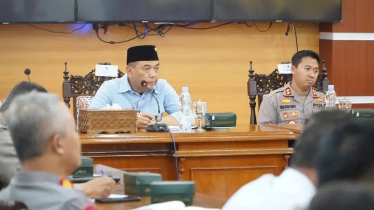 Wisatawan Tertahan di Karimunjawa, Pj Bupati Jepara: Harap Bersabar, Cuaca Buruk