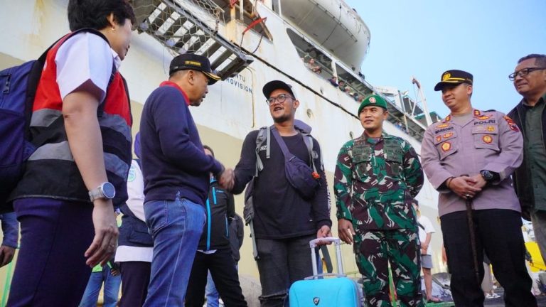 Sempat Tertunda, Ratusan Wisatawan dari Karimunjawa Dievakuasi KM Kelimutu