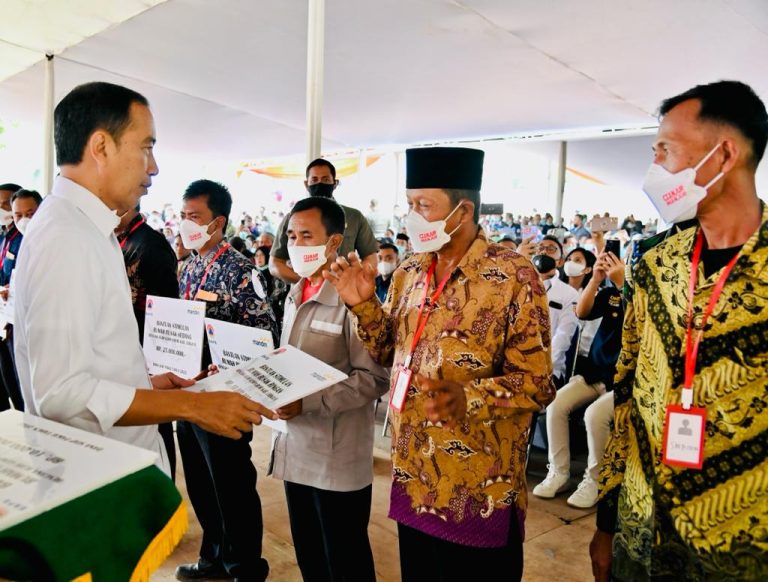 Presiden Serahkan Bantuan Stimulan Rumah Korban Gempa Cianjur