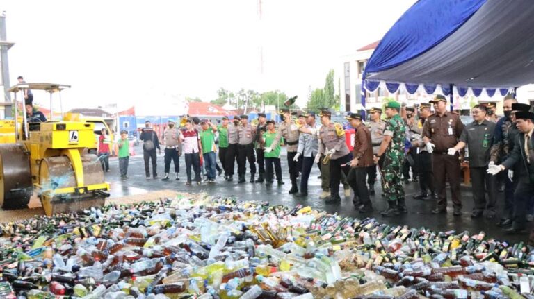 Jelang Perayaan Nataru, Polres Jepara Musnahkan Ribuan Botol Miras