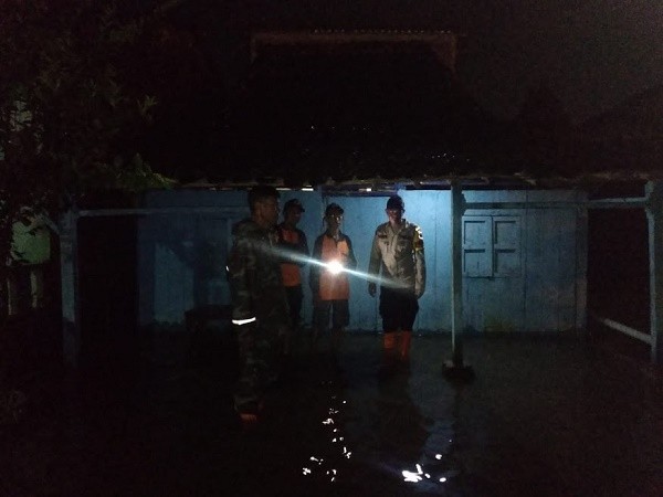 Tujuh KK Mengungsi, Luapan Sungai Pucang Gading Rendam Permukiman