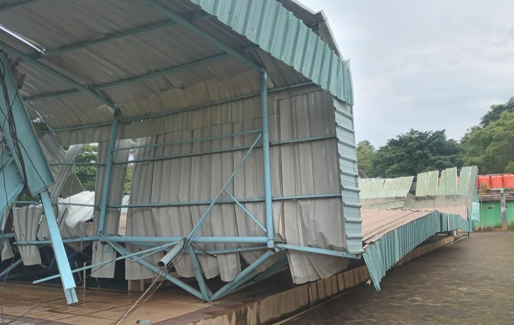 Hujan Disertai Angin Kencang, Robohkan Atap Kolam Renang THR Kramat