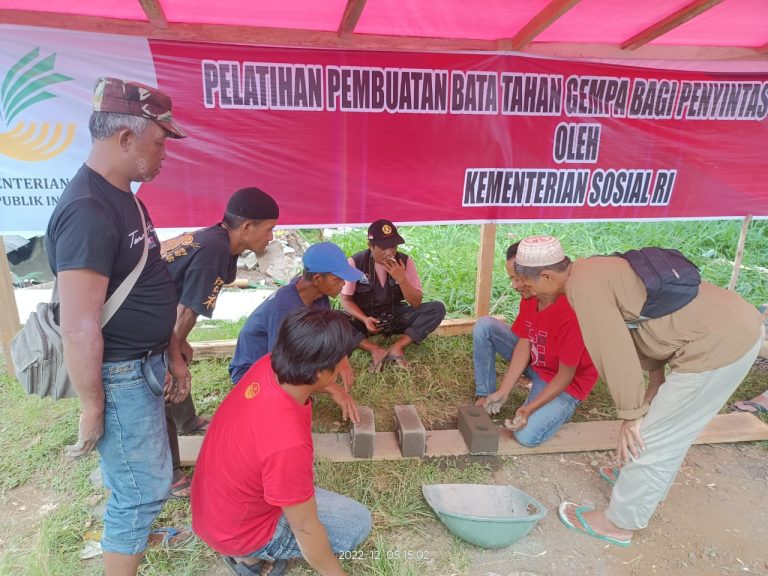 Buka Peluang Usaha, Kemensos Latih Penyintas Gempa Cianjur Buat Bata Tahan Gempa