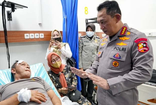 Kapolri Jenguk Korban Akibat Bom Bunuh Diri di Bandung