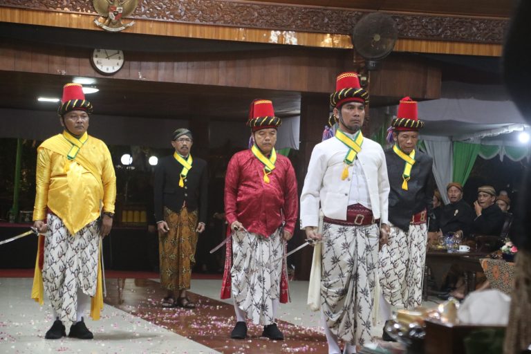 BLORA, KanalMuria – Prosesi kirab pusaka dalam rangka memperingati Hari Jadi Kabupaten Blora ke-273 tahun ini berlangsung spesial.