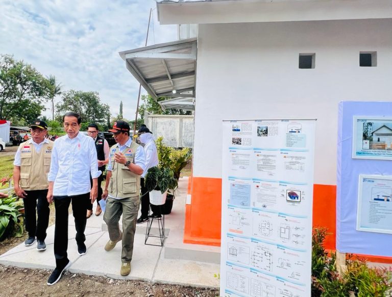 Presiden Jokowi Tinjau Rumah Contoh, Korban Gempa Cianjur Diberi Pilihan Dua Skema