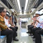 Uji Coba LRT, Presiden: Kereta Nyaman, Cepat, dan Tanpa Masinis